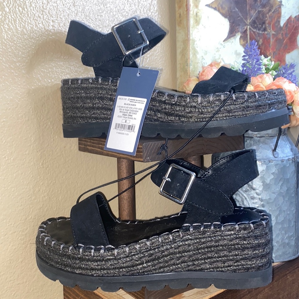 Universal Thread (Target) woman’s black faux leather / tweed platform shoes 6